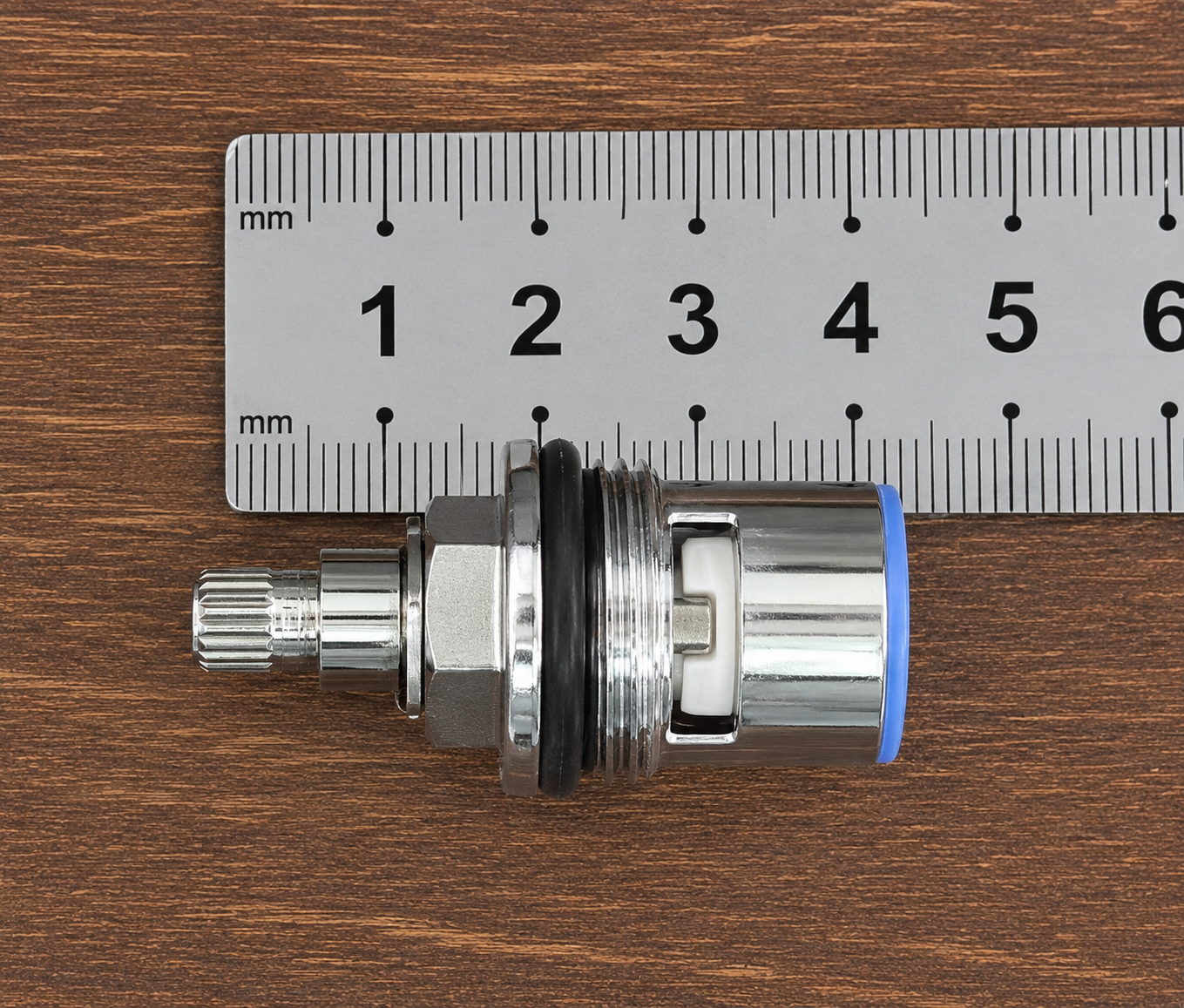 cận cảnh đầu ren và ti đồng Cartridge vòi nước inox 304 cận cảnh đầu ren và ti đồng Cartridge vòi nước inox 304