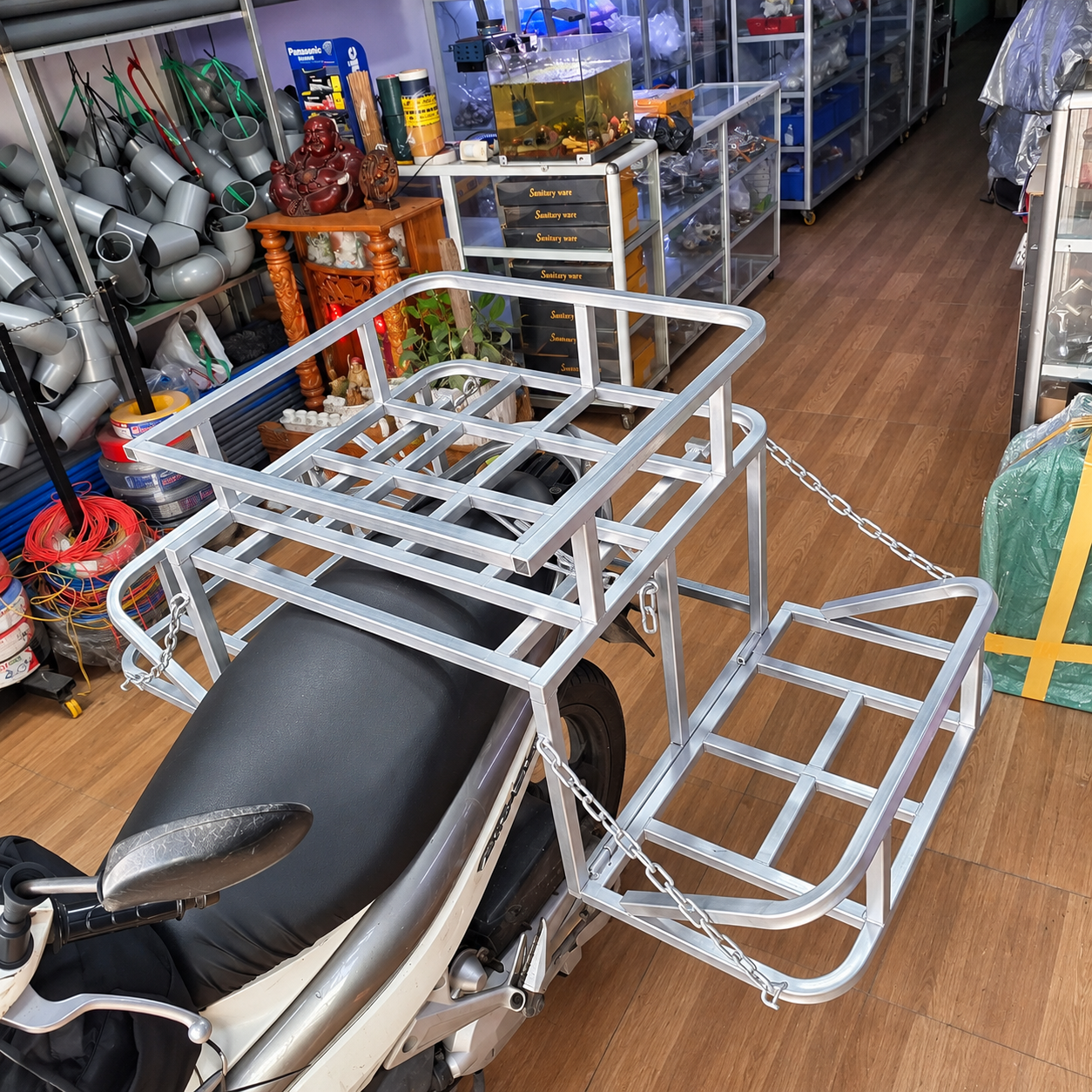 Baga xe giá chở 8 thùng nước suối 20 lít lắp trên xe máy Baga xe giá chở 8 thùng nước suối 20 lít lắp trên xe máy