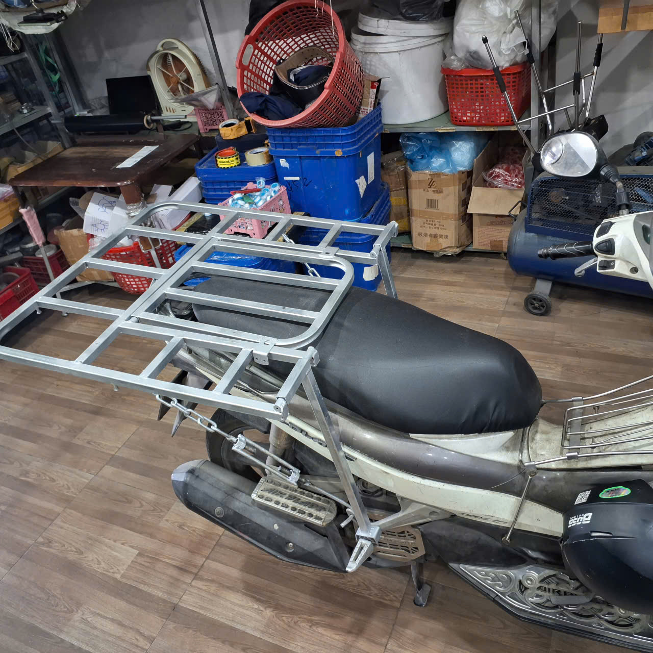 Baga giá chở hàng mở cốp xe đổ xăng đa năng  68 x 72 cm