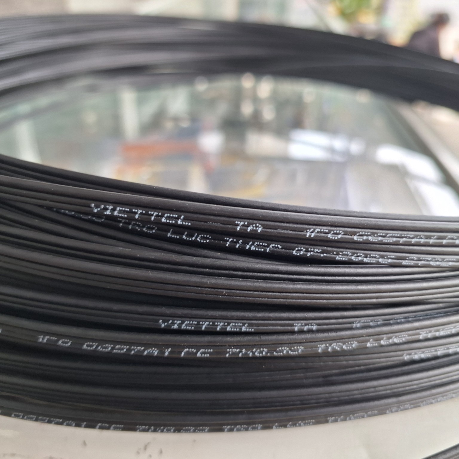 Cáp quang viễn thông dùng cho hệ thống Internet và công trình cuộn dây màu đen Cáp quang viễn thông dùng cho hệ thống Internet và công trình cuộn dây màu đen