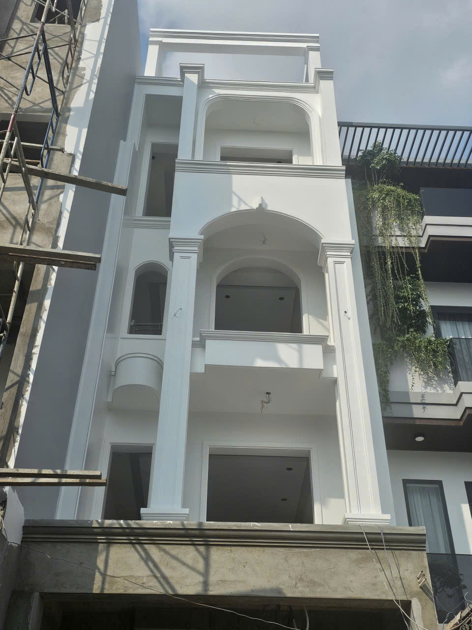 Thi công sơn nhà trọn gói thực tế
