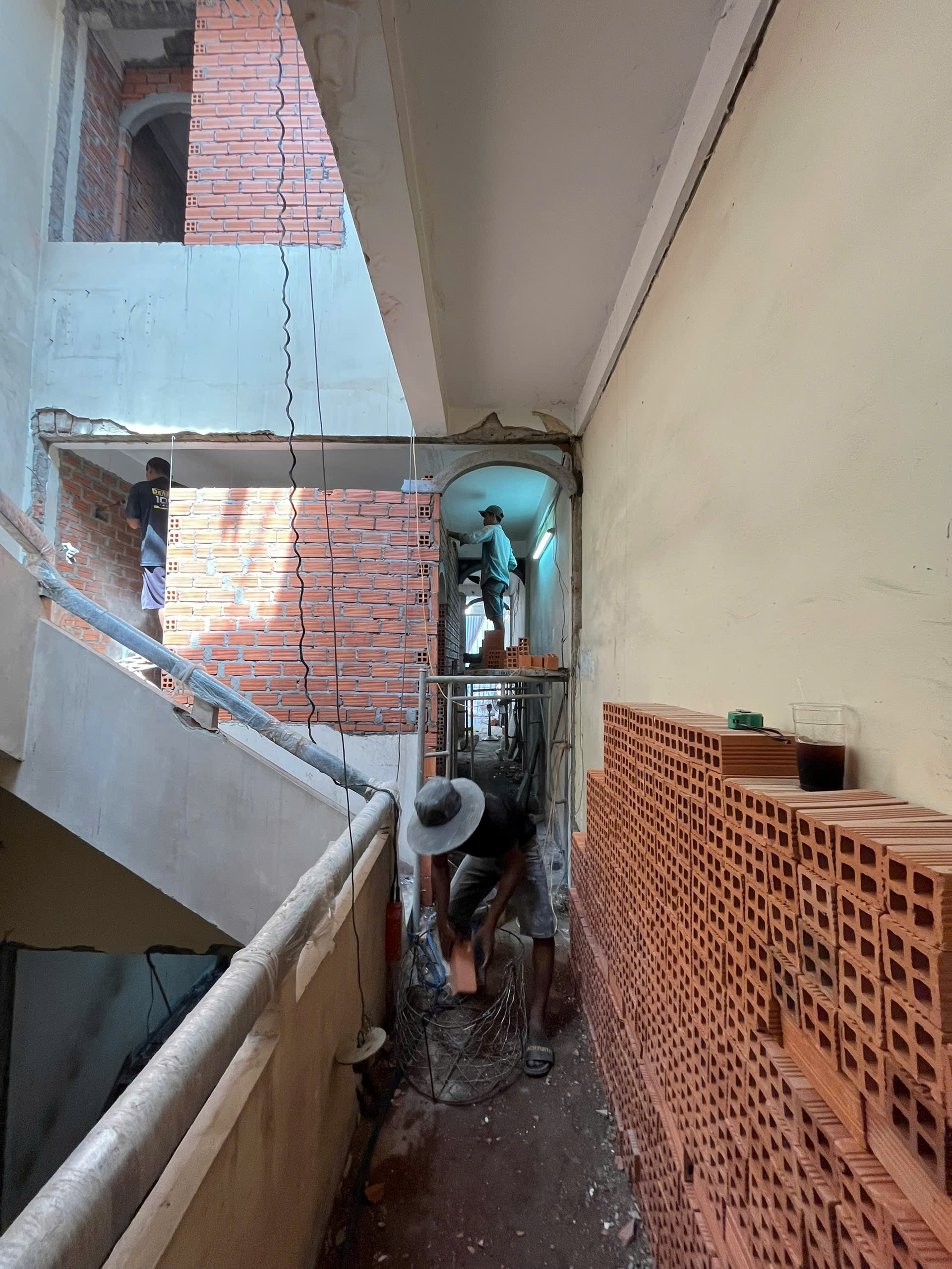 Thợ sửa điện nước nhà ở đang thi công thực tế