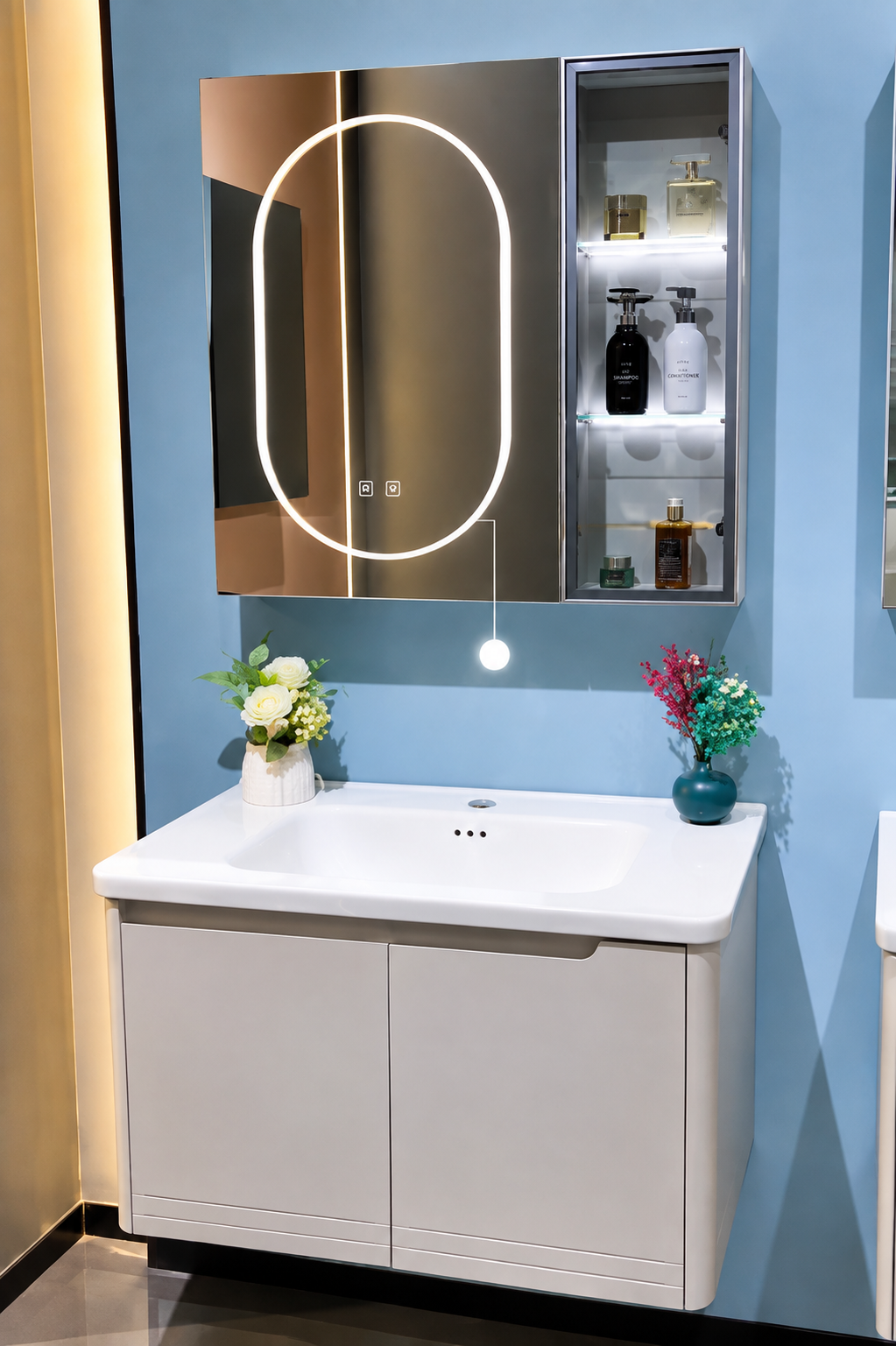 Ảnh cận cảnh tủ gương, đèn LED và các ngăn chứa đồ
