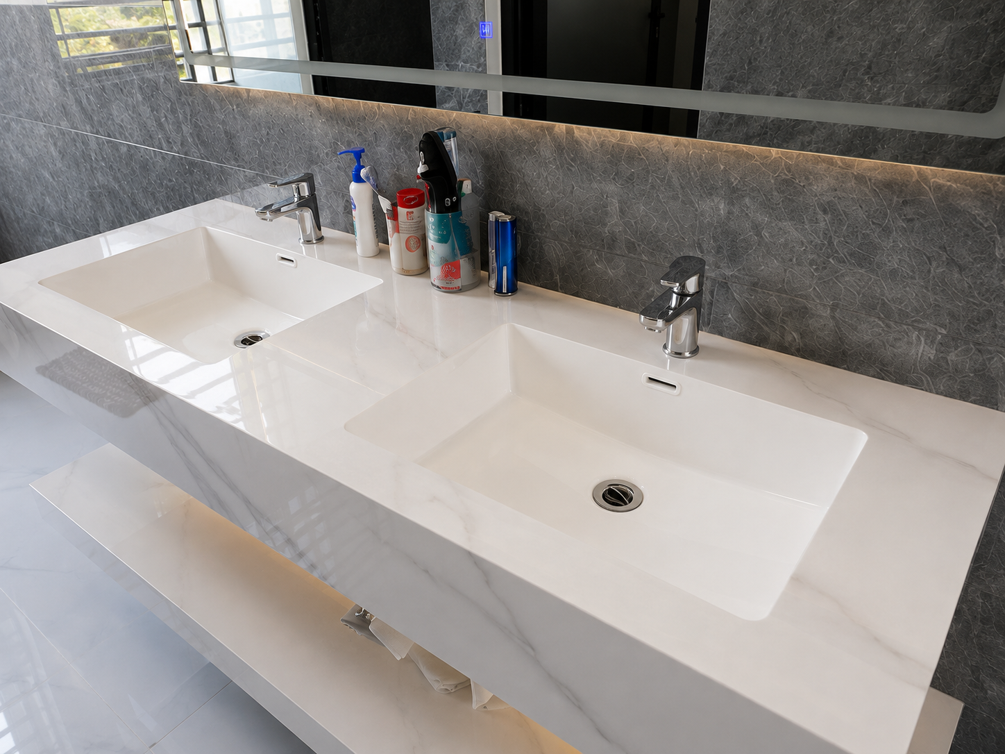 Chèn ảnh cận cảnh mặt lavabo trắng vân đá và hai chậu rửa