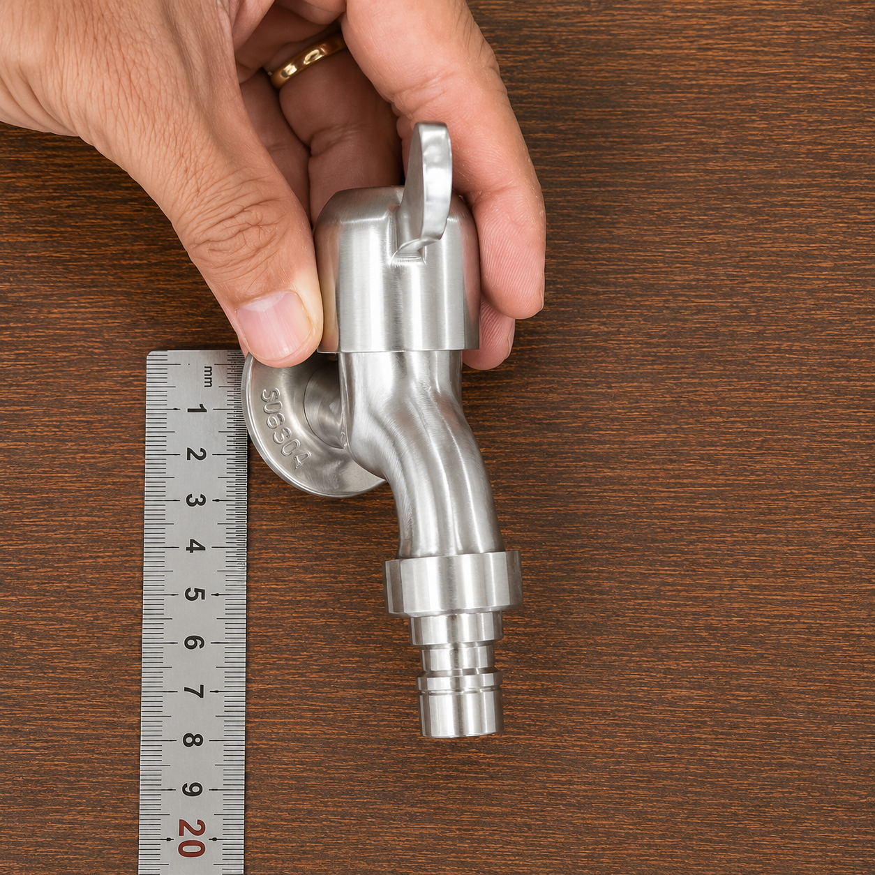 Cận cảnh chất liệu Inox 304 và tay gạt Cận cảnh chất liệu Inox 304 và tay gạt