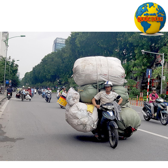 xe máy chở hàng cồng kềnh