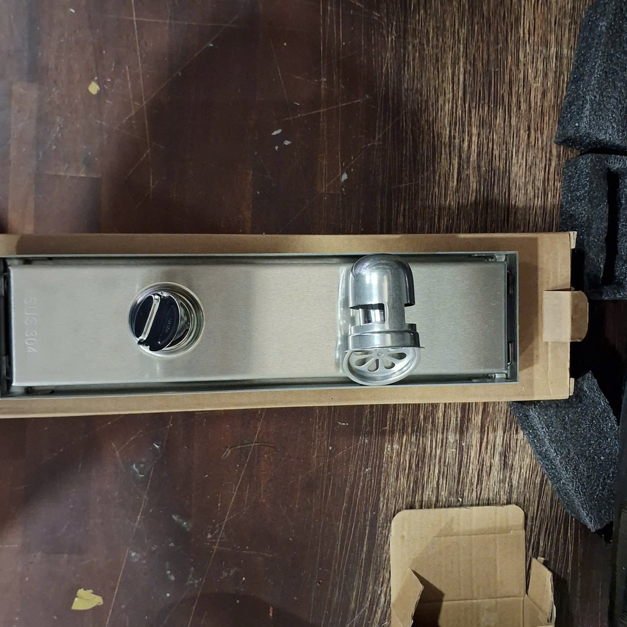Ảnh cận cảnh bề mặt inox 304 và kích thước sản phẩm